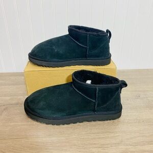 Use women UGG Classic Ultra Mini boots in black size 12